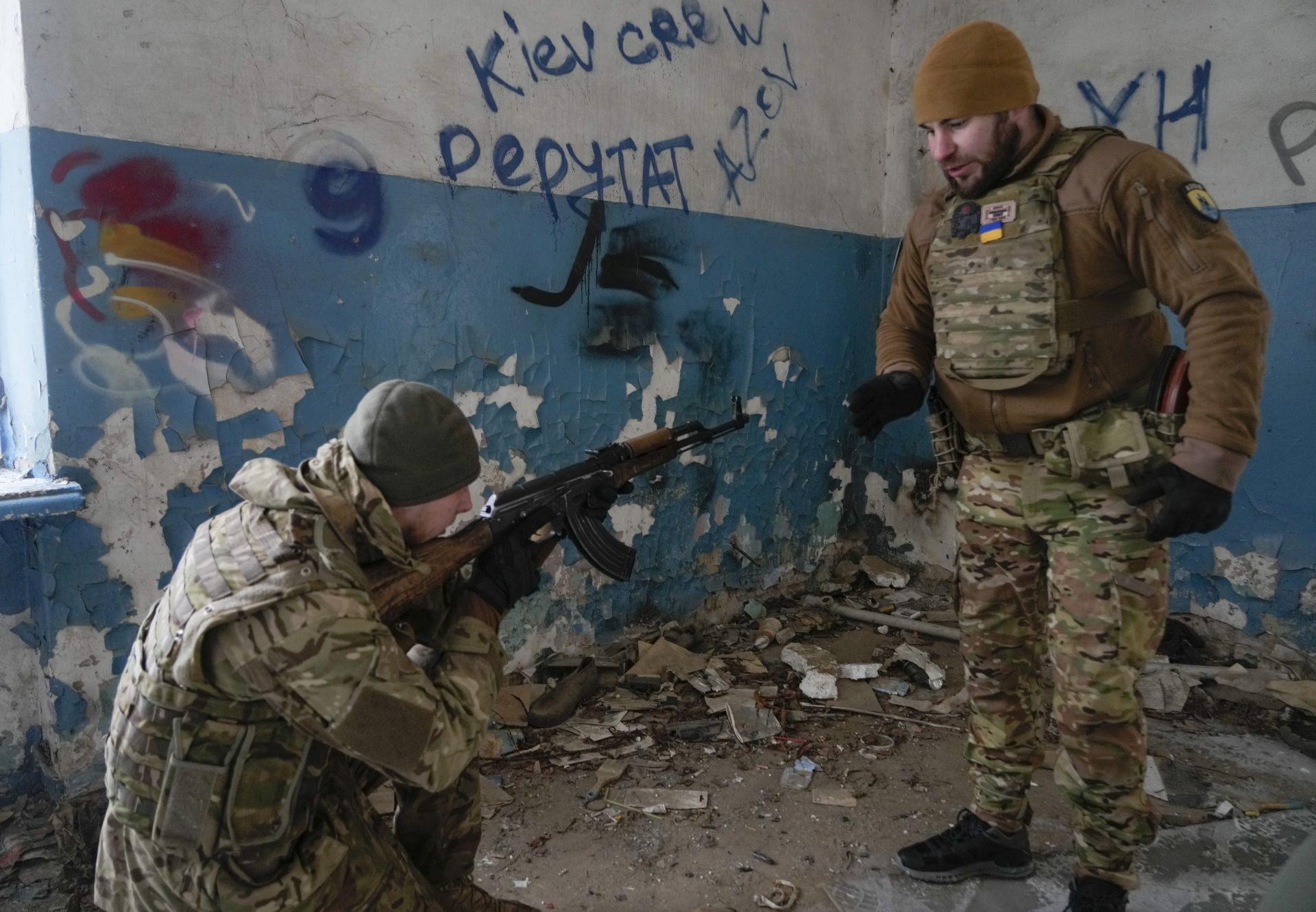 Местните жители получават обучение по военна отбрана в Киев