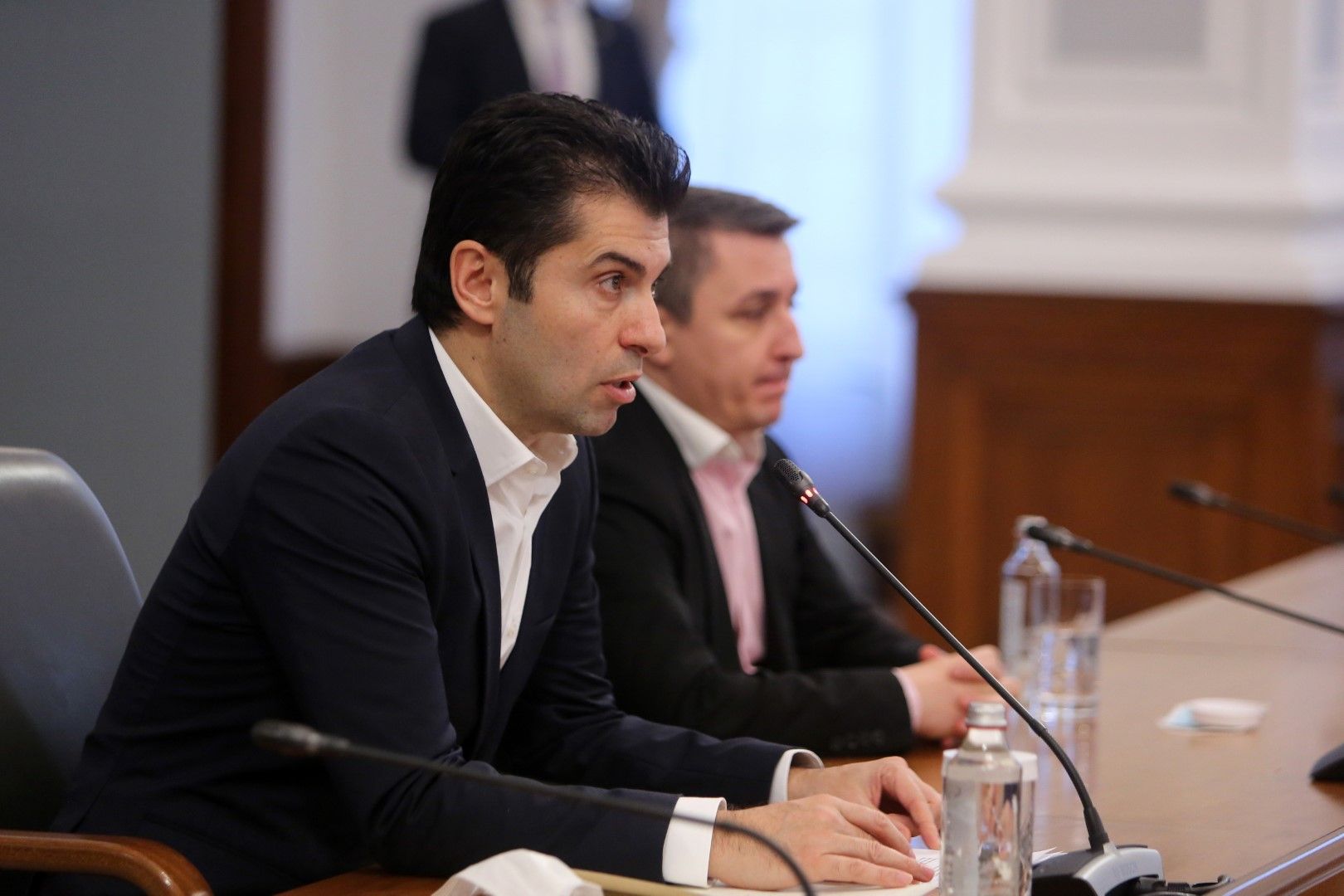 Министър-председателят Кирил Петков даде пресконференция след днешното онлайн правителствено заседание. Участие взе и министърът на енергетиката Александър Николов (дясно)