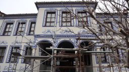 Фасадата на една от най-впечатляващите къщи в Стария град на Пловдив грейна в оригиналния си вид