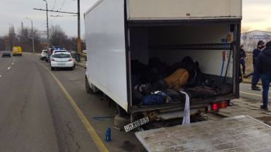 Обвиниха майка и син за трафика на десетките мигранти, открити в камион в Бургас