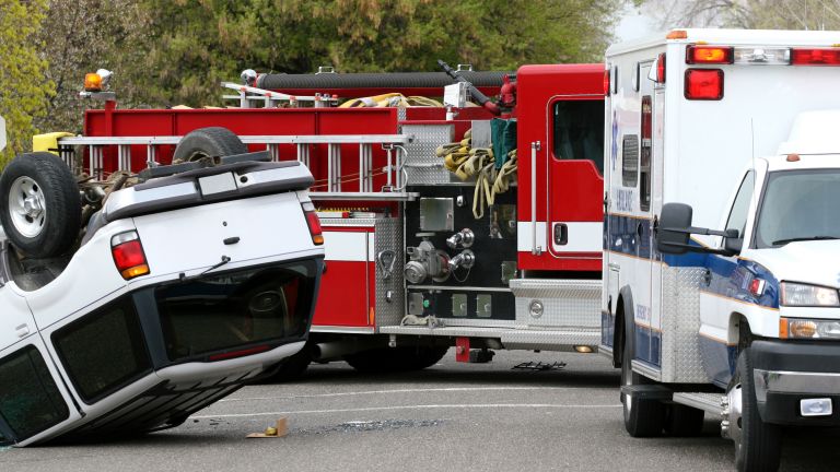 Седем души са загинали при катастрофа днес между линейка, камион