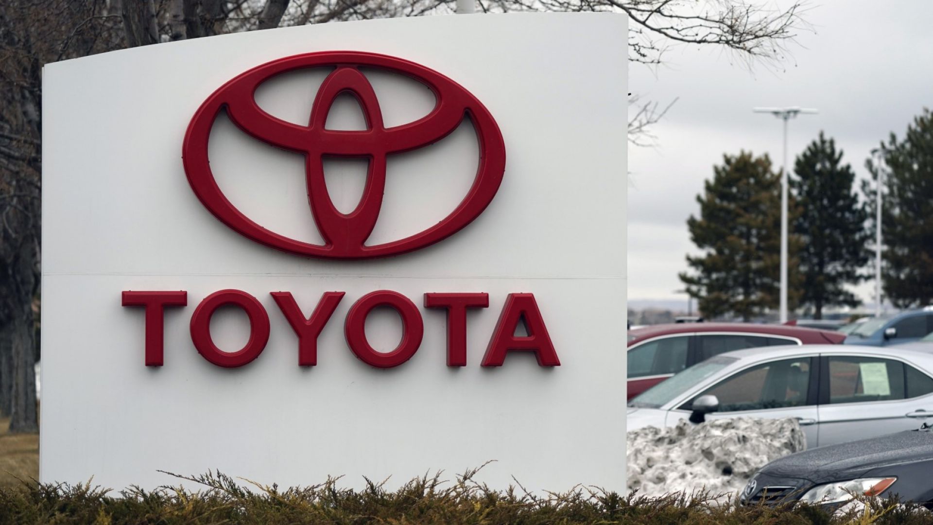 11% спад на глобалните продажби на "Тойота" заради проблеми с чиповете и локдауна в Шанхай