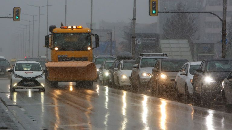 При прогноза за снеговалеж снегорините ще бъдат изнесени на общо