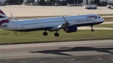 Самолет почти се преобърна при кацане заради бурен вятър (видео)