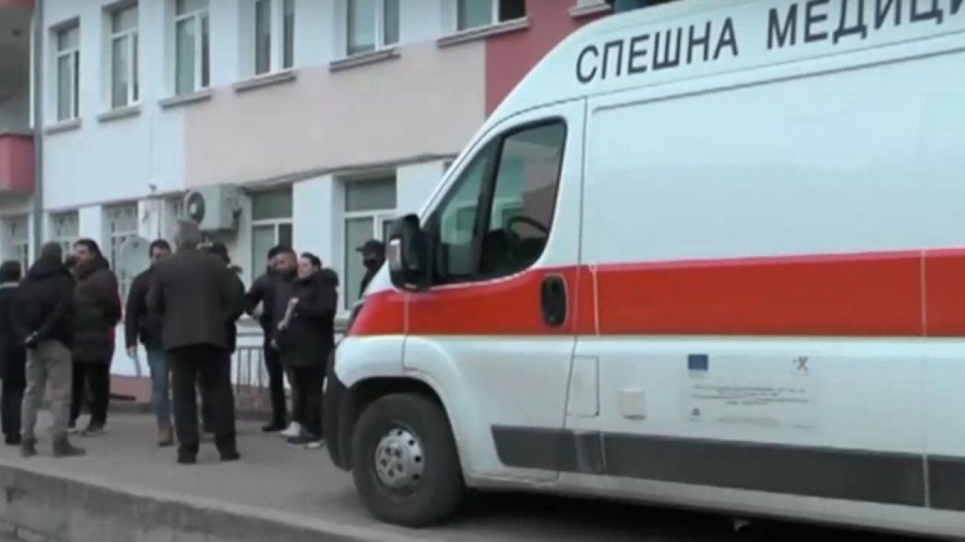 Протест пред болницата във Враца след смъртта на жена пред Спешното отделение (видео)