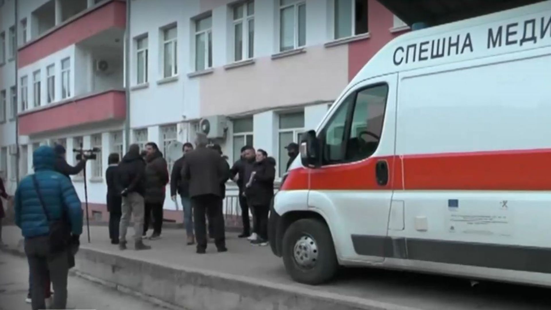 Протест пред болницата във Враца след смъртта на жена пред Спешното отделение (видео)
