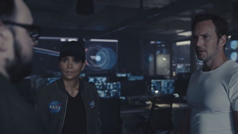НАСА дава напътствия по време на снимките на „Moonfall“