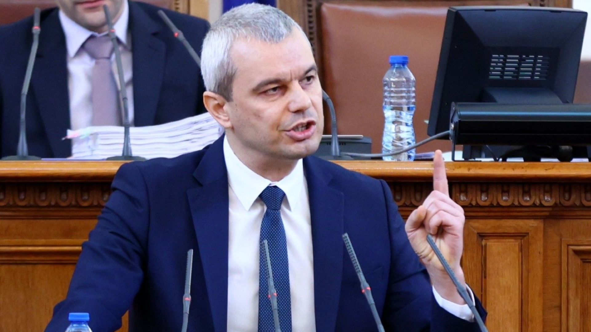 Костадин Костадинов свиква поддръжниците си пред НС преди гласуването на вота на недоверие