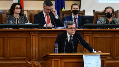 Очевидно е че има не просто напрежение има конфликт Това