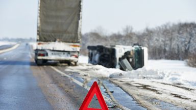 Катастрофа между лек автомобил и ТИР е станала на автомагистрала