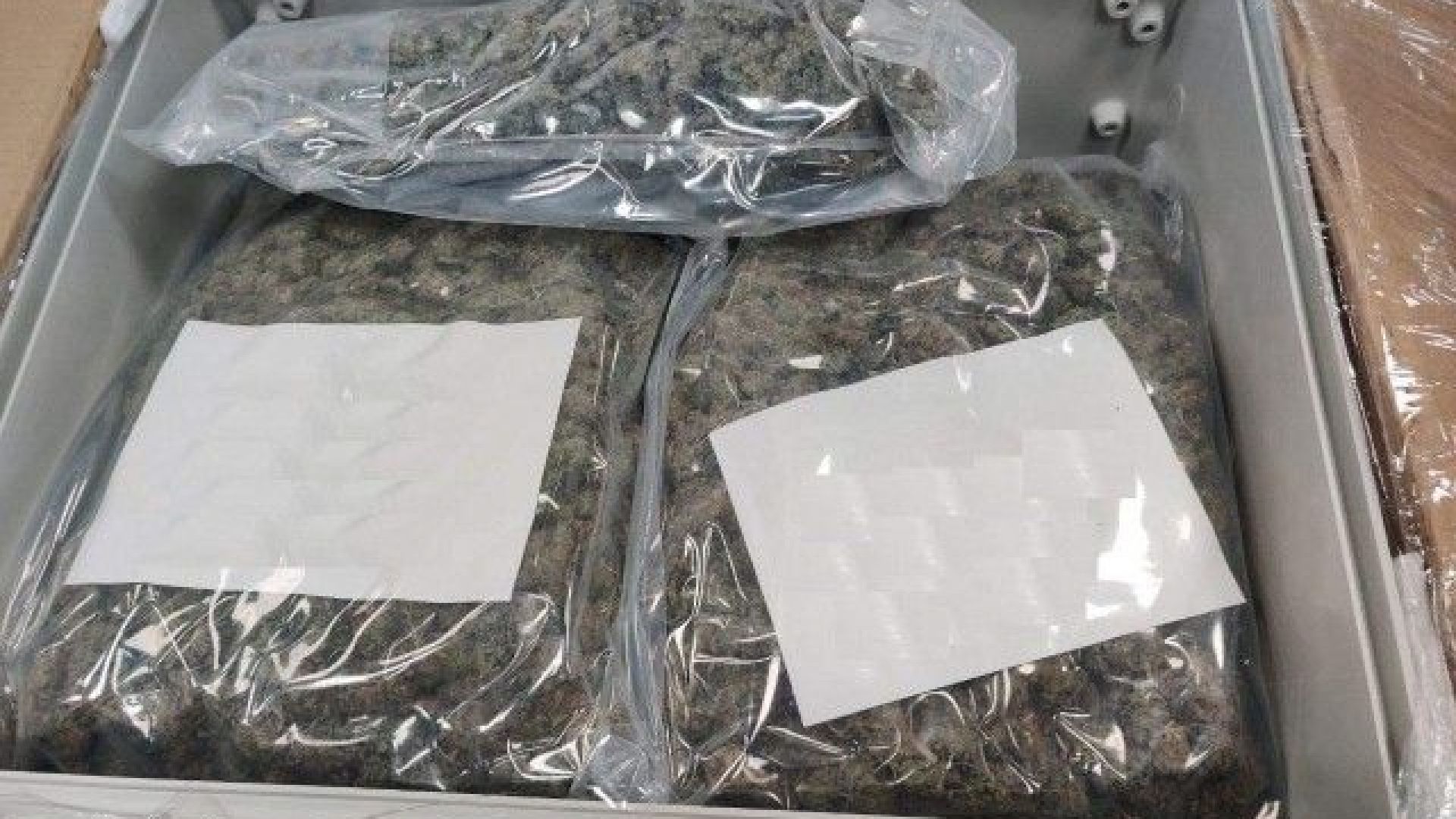 Над 17 кг марихуана откриха митничари в пратка с електрически табла