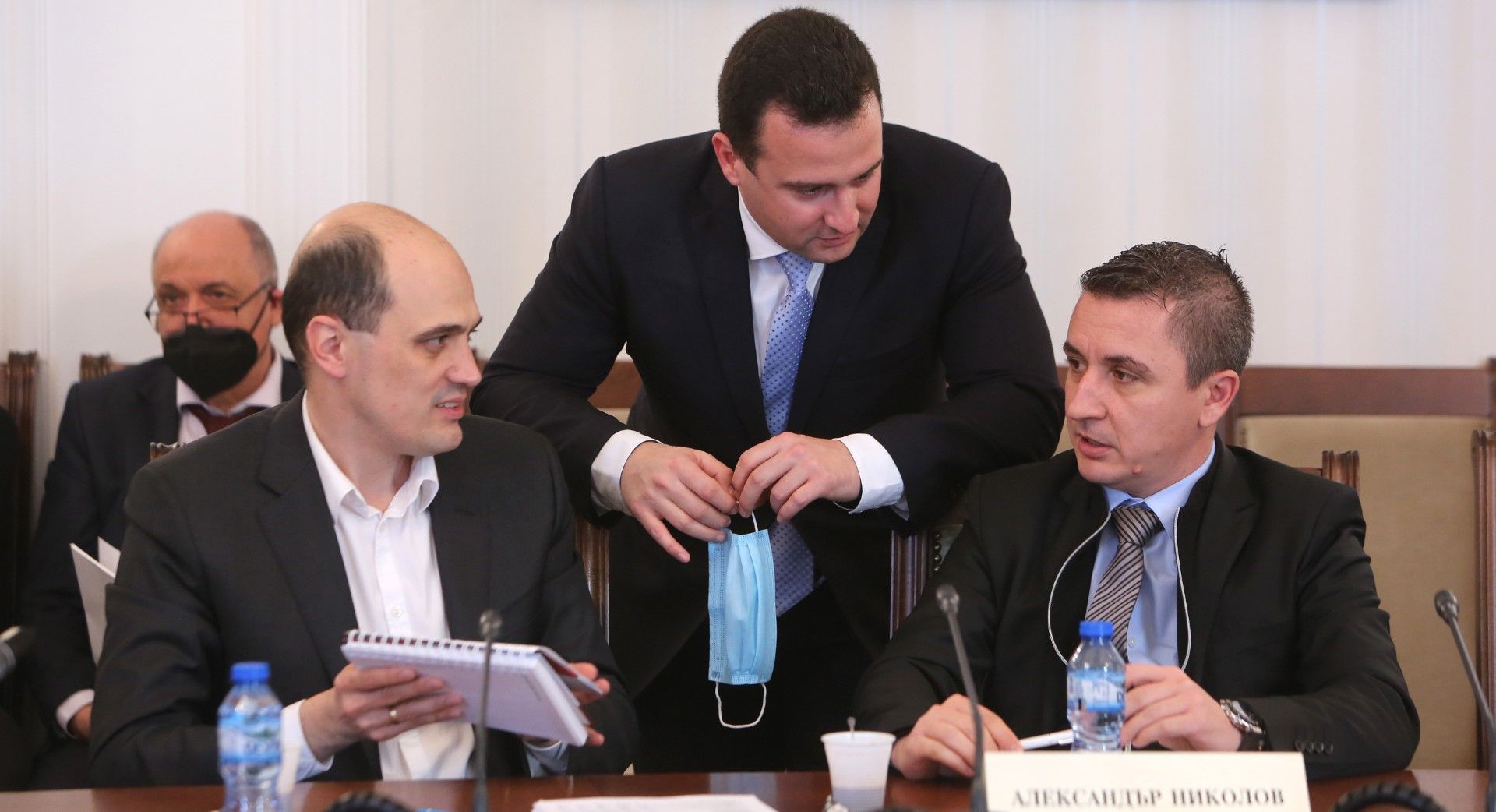  Комисията по енергетика зададе въпроси на министъра на енергетиката Александър Николов (дясно)