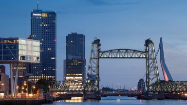Ротердам демонтира исторически мост, за да премине гигантската яхта на Джеф Безос