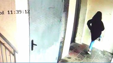Два месеца след като млад мъж счупи стъклопакета и входната