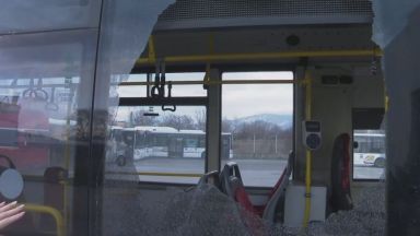 Автобус на градския транспорт в Пловдив е със счупено стъкло