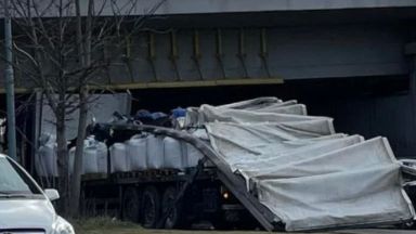 Камион се вряза в моста до Университета по хранителни технологии