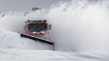 Близо 350 000 домове и предприятия останаха без ток в