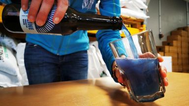 Синя бира? Възможно! Френски пивовар промени цвета на алкохолна напитка с водорасли