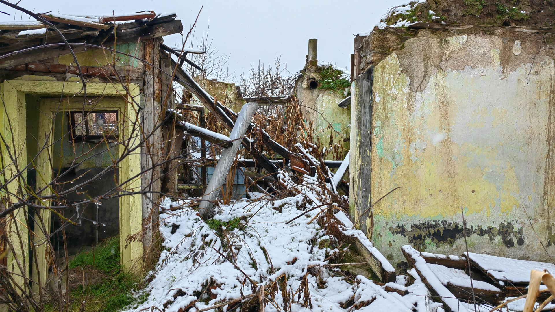  Водата унищожила огромна част от кирпичените къщи в селото 