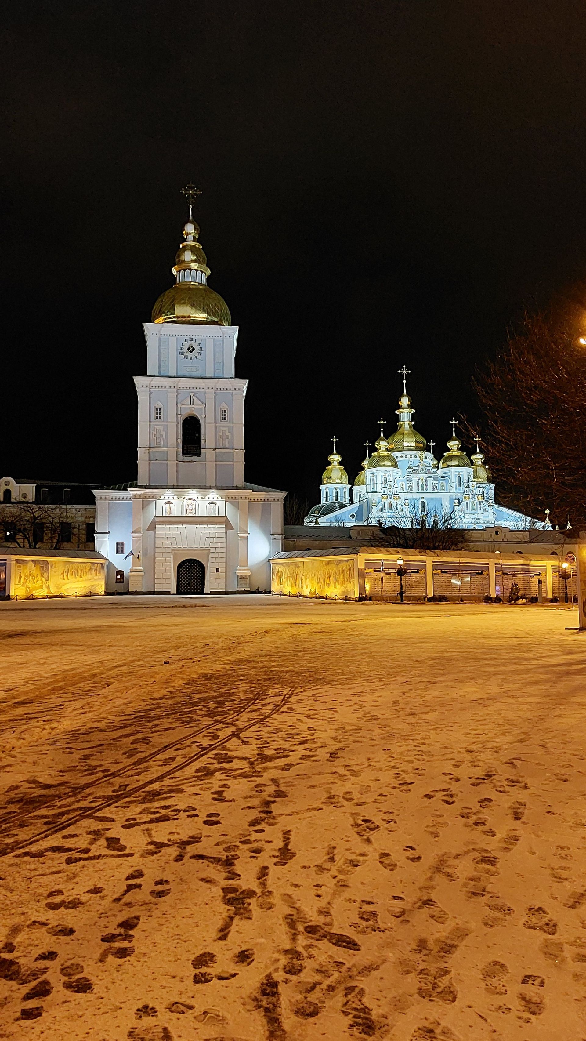 Нощна гледка към Михайловски Златовръх манастир