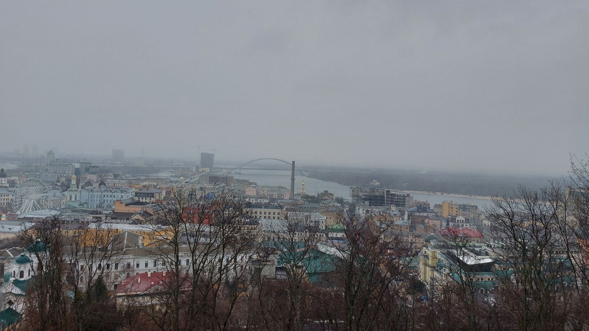Гледка от високо на Киев - в далечината се вижда река Днепър