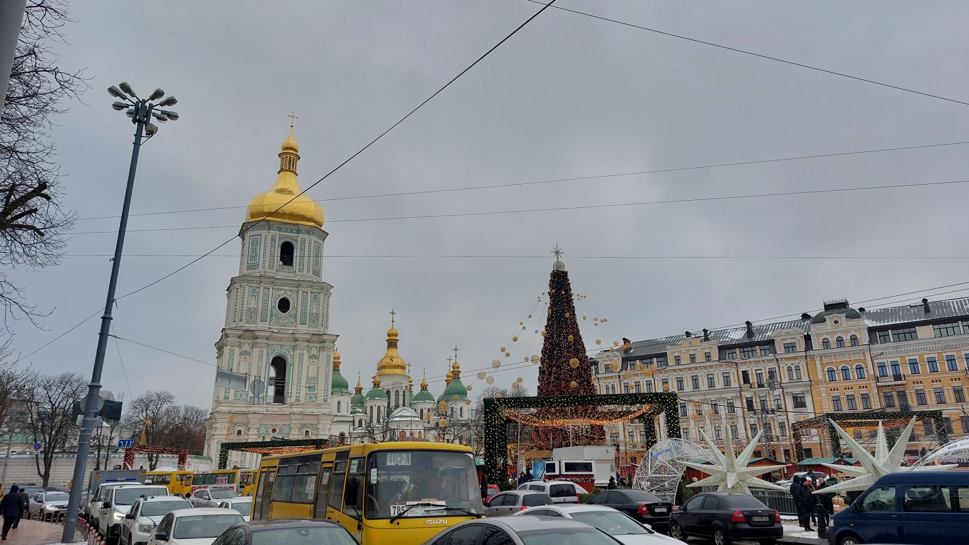 Михайловския площад и гледка към катедралния храм "Св. София"