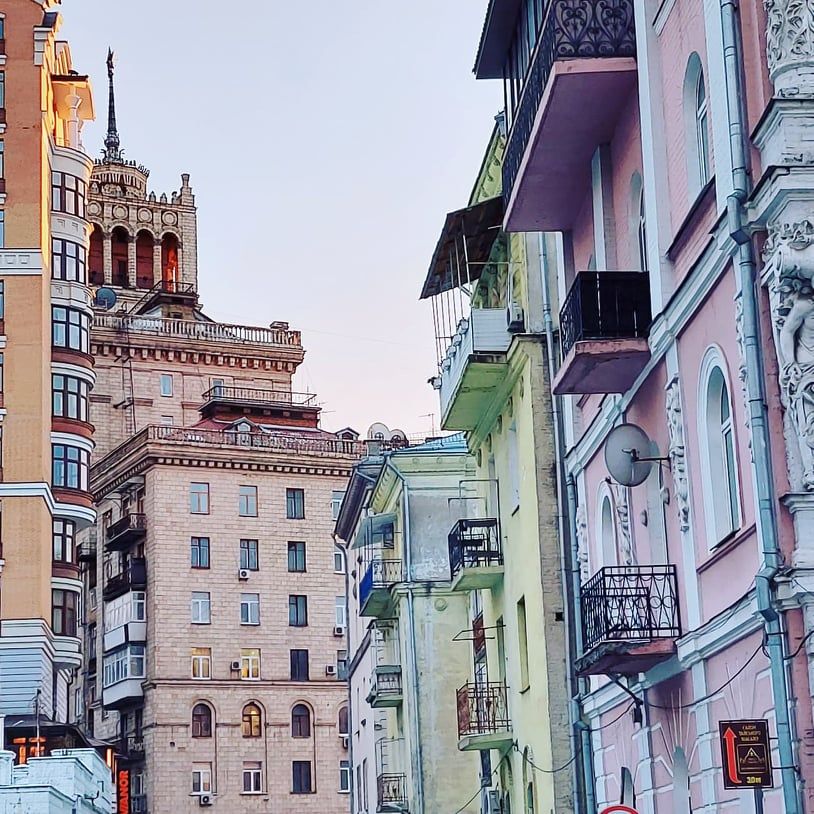Цветни стари сгради в разходка из красивия старинен център на украинската столица 