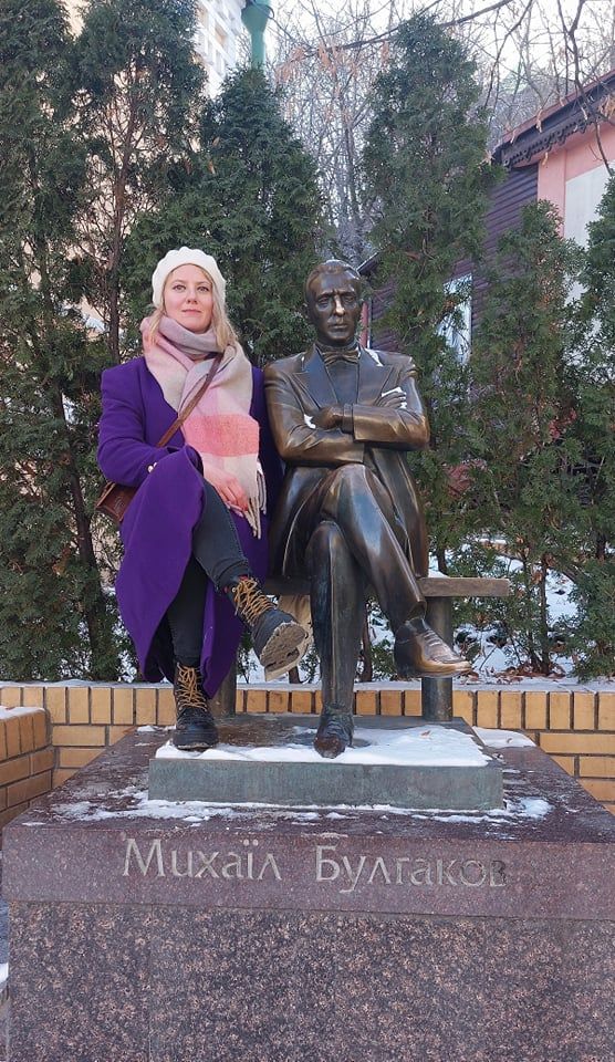 Юлия Владимиров в Киев до паметника на Булгаков, който е до къщата, в която е живял няколко години