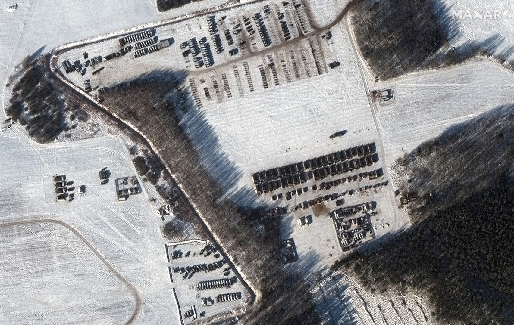 Сателитни снимки показват струпване на руски военни части край границата с Украйна