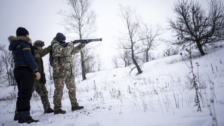 Украинският външен министър Дмитро Кулеба днес призова хората да не