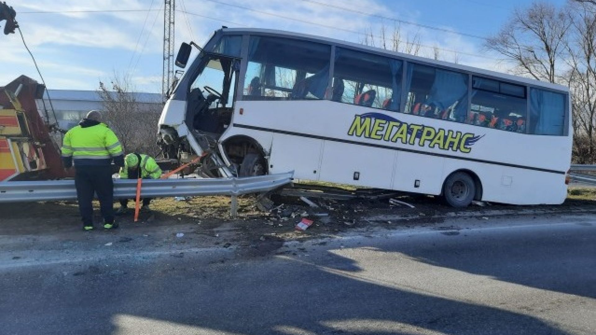 Пътнически автобус катастрофира край Пловдив, шофьорът пил и карал