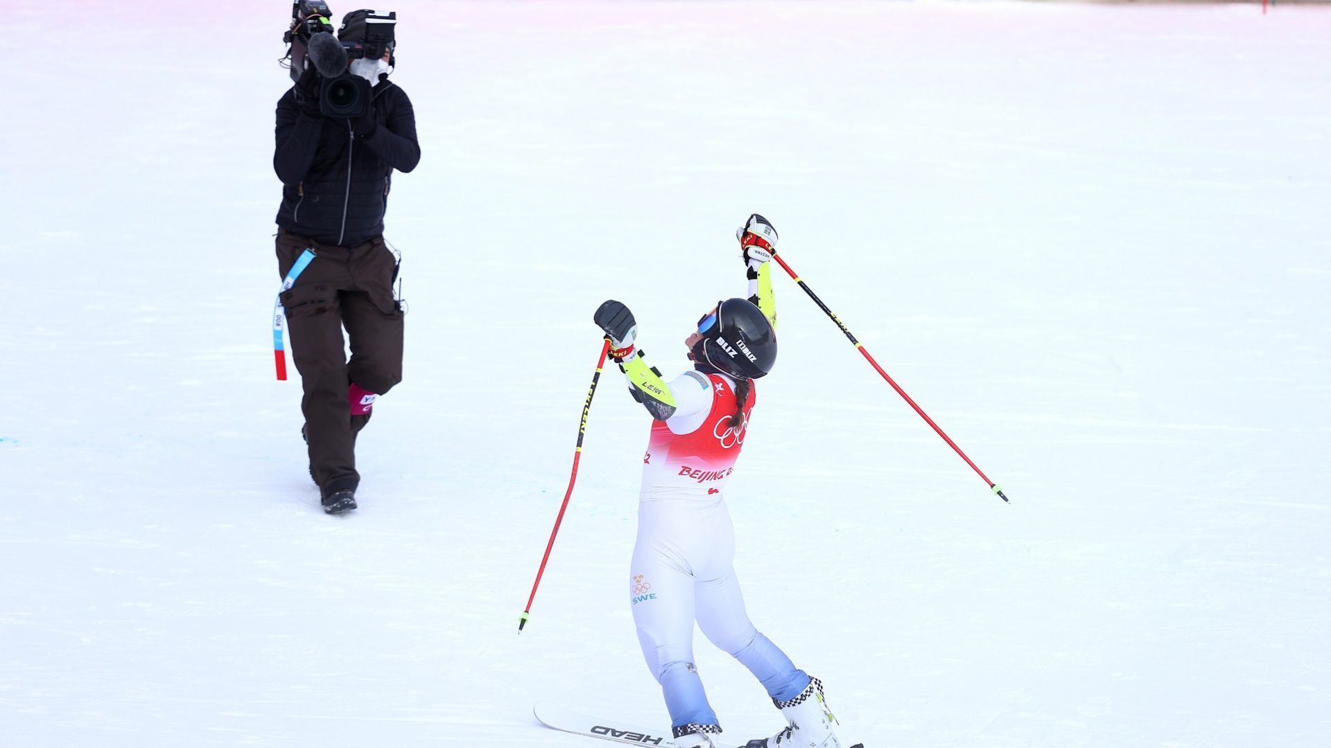 Тежко падане, провал на голямата звезда и шведска победа в женските ски