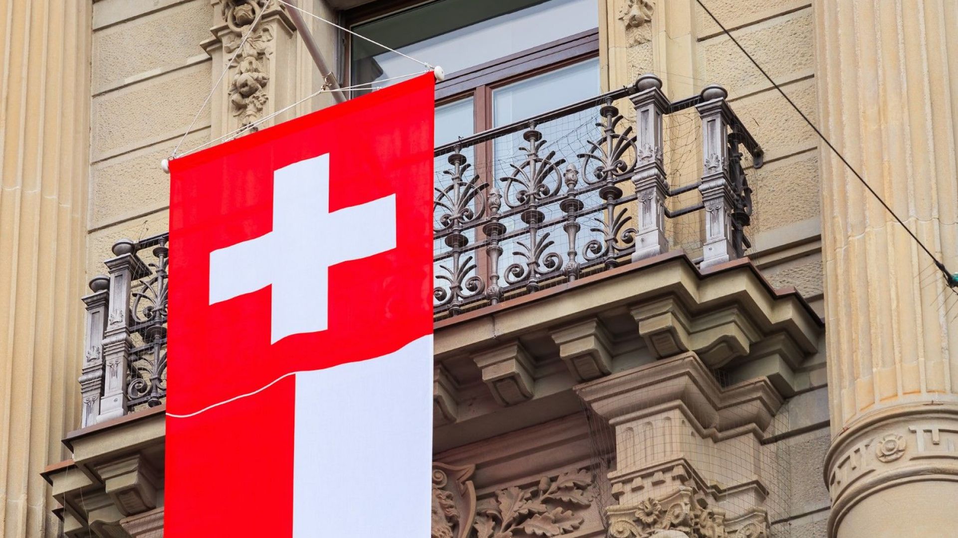 Спасяват Credit Suisse с поглъщане от друга банка – UBS. Опитват се да съкратят процедурата