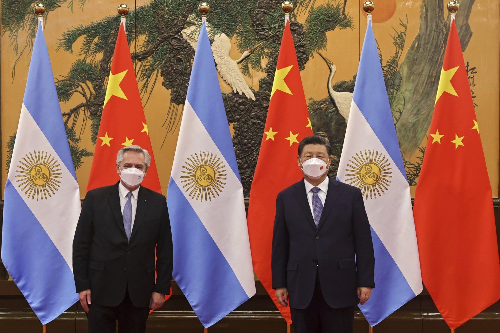 На тази снимка, публикувана от агенция Синхуа, китайският президент Си Дзинпин, вдясно, и президентът на Аржентина Алберто Фернандес позират преди двустранната им среща в Голямата зала на народа в Пекин, неделя, 6 февруари 2022 г. 