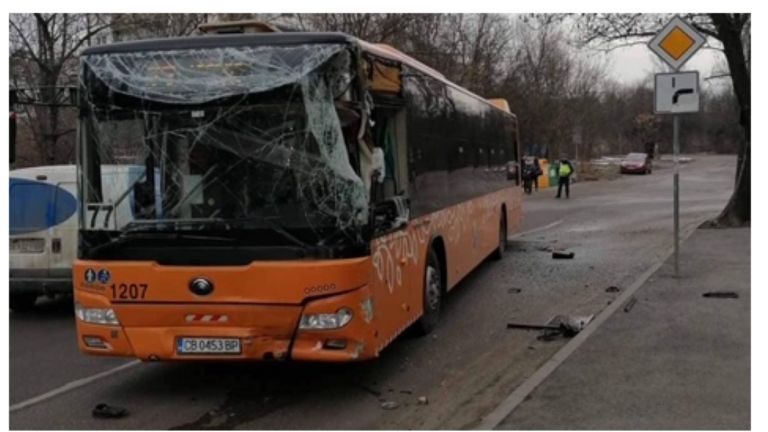 Двама души са пострадали след катастрофа между автобус на градския