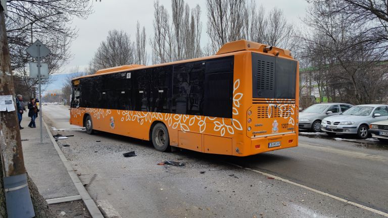 Двама души са пострадали след катастрофа между автобус на градския