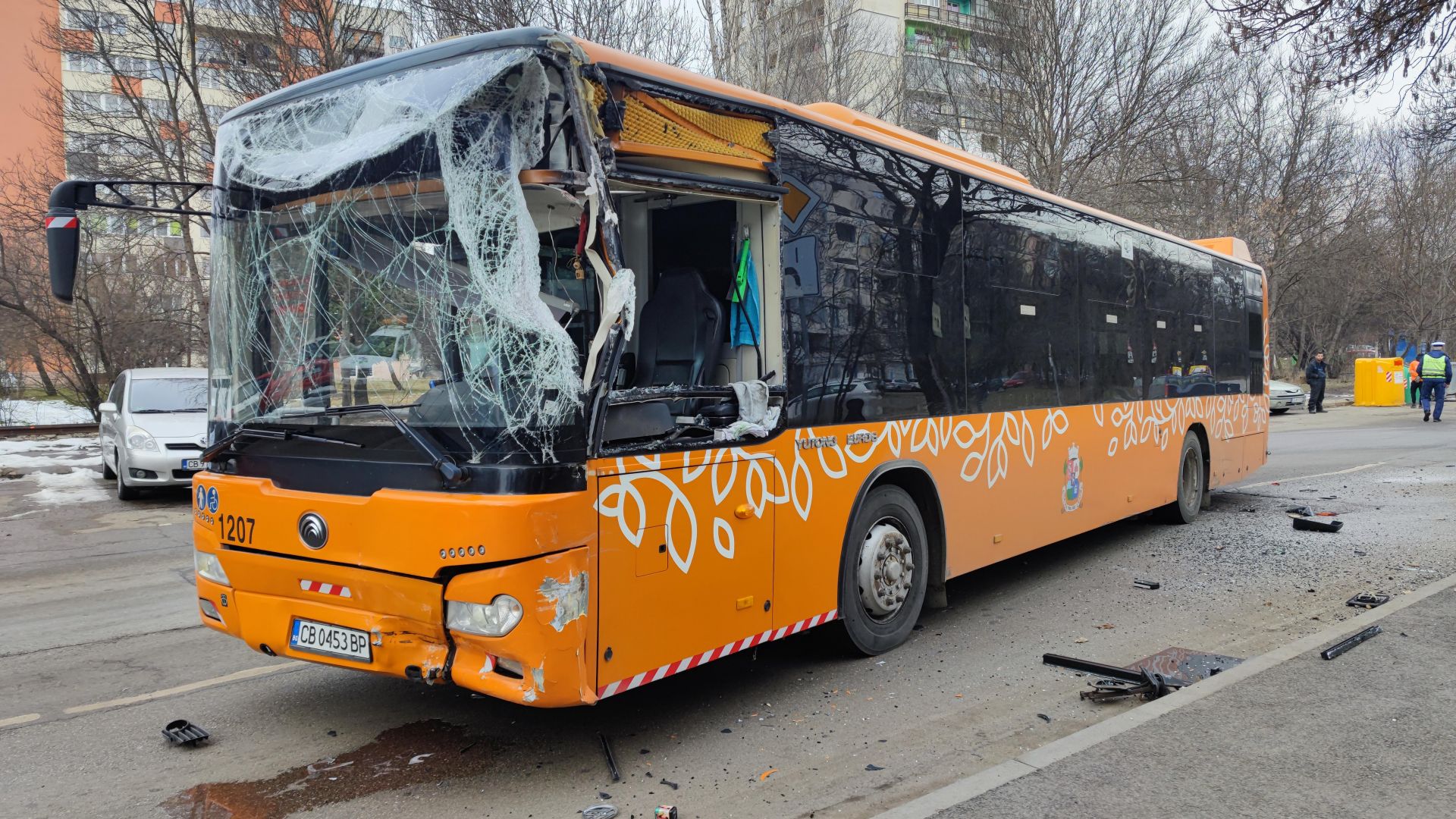 Автобус на градския транспорт, кола и камион катастрофираха в София (снимки)