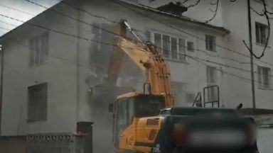 Багер на частна фирма е започнал да руши сграда без