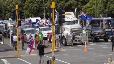 Камиони се струпаха и около парламента на Нова Зеландия