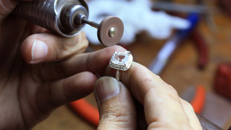 Сръбски митничари конфискуваха диамантен пръстен за над €4000 от Дубай