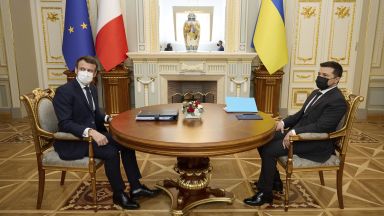 След императорската 5 метрова маса в Москва на срещата с Путин