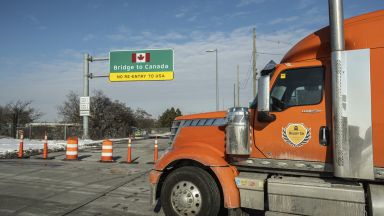 Протестиращите в Канада блокираха два ключови гранични пункта със САЩ (снимки/видео)