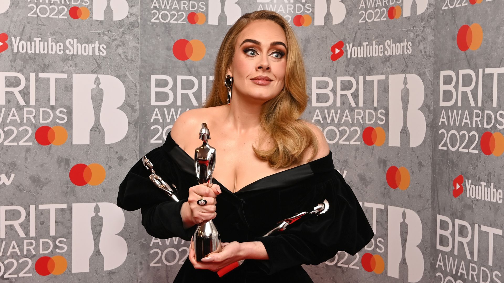 По червения килим на Brit Awards 2022: Звездите бяха във вариации на един и същ тоалет