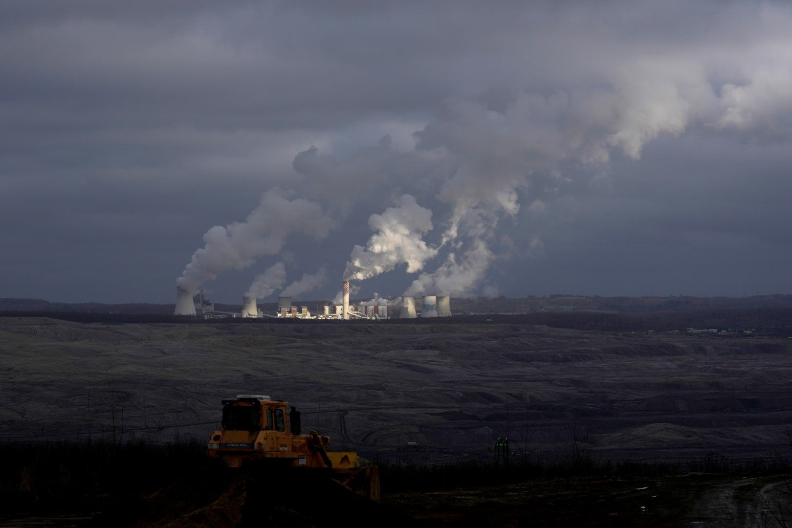 Дим се издига от комините на електроцентрала Турув, разположена до мината за лигнитни въглища Турув близо до град Богатиня, Полша, 15 януари 2022 г.
