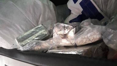 Митническите служители откриха над 13 кг хероин при проверка на