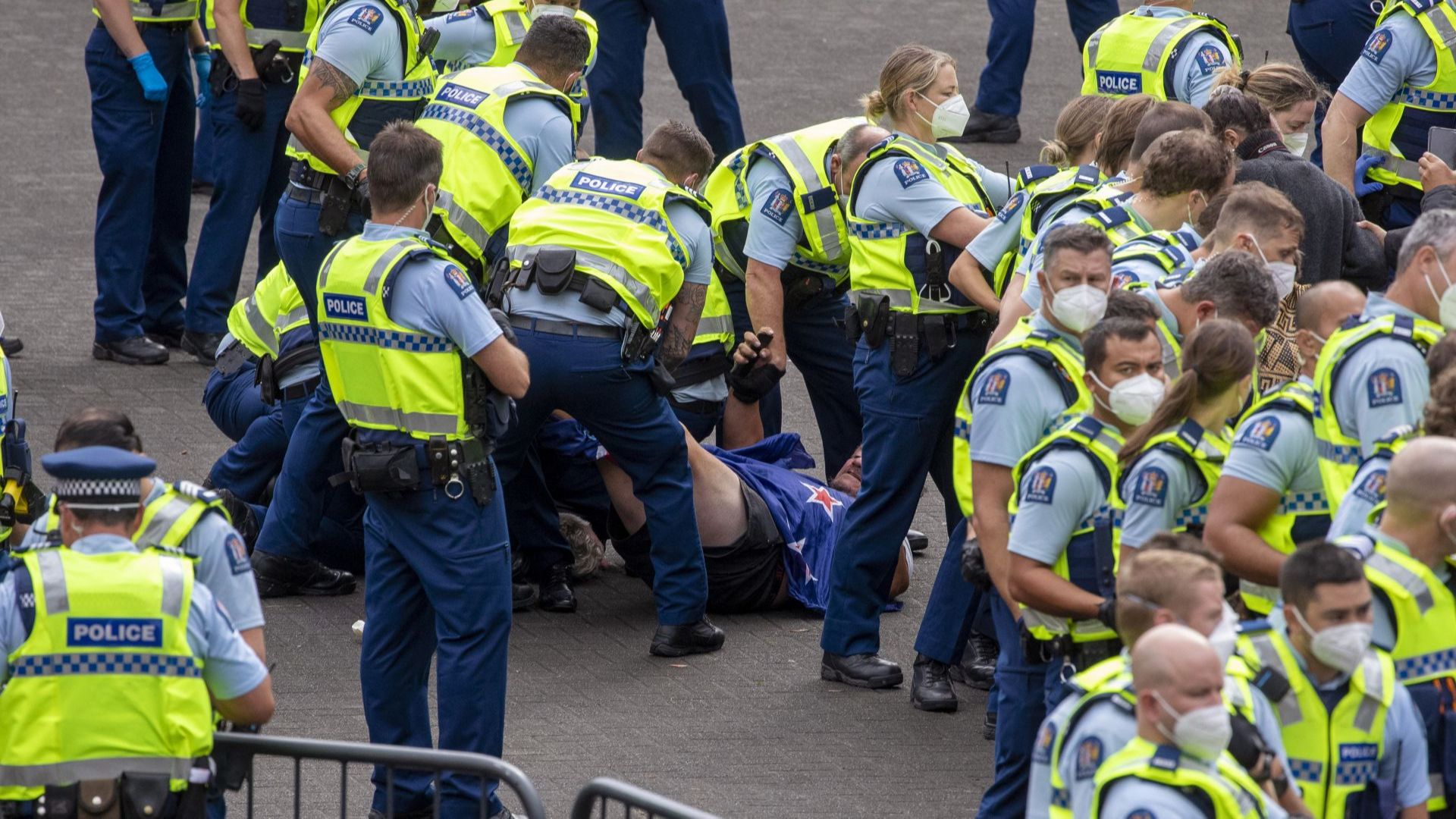 Сблъсъци в Нова Зеландия, полицията употреби сила към протестиращи срещу мерките (снимки)