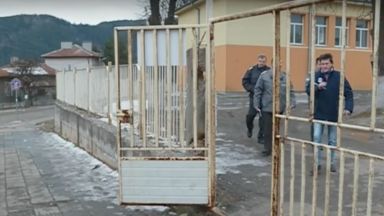 Дете си е ударило главата при катастрофата с училищен автобус