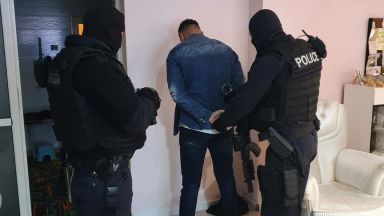 Мащабна полицейска операция срещу организирана престъпна група за измами и