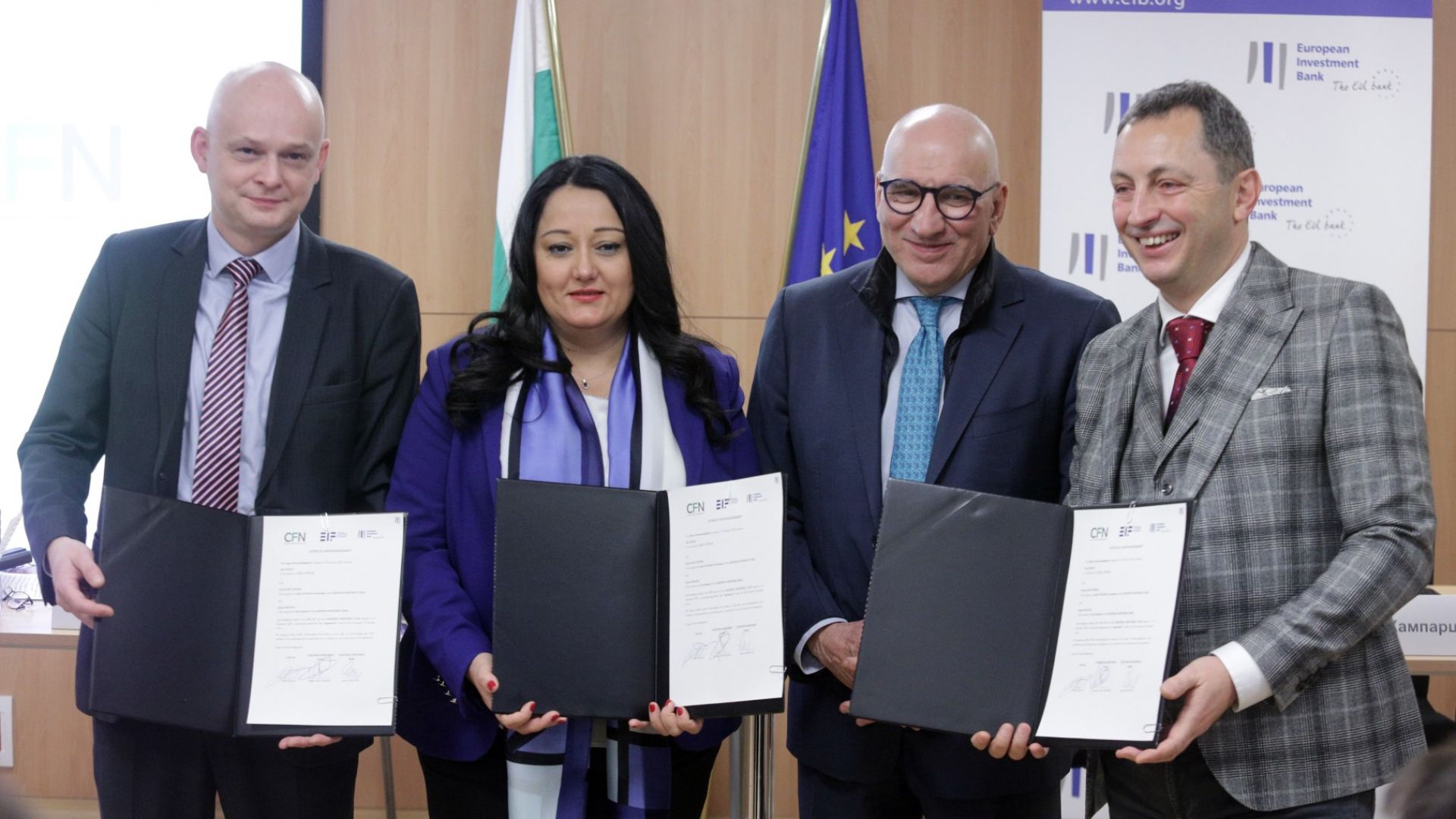Лиляна Павлова и Левон Хампарцумян подписаха първите гаранции на ЕИБ за стартъп