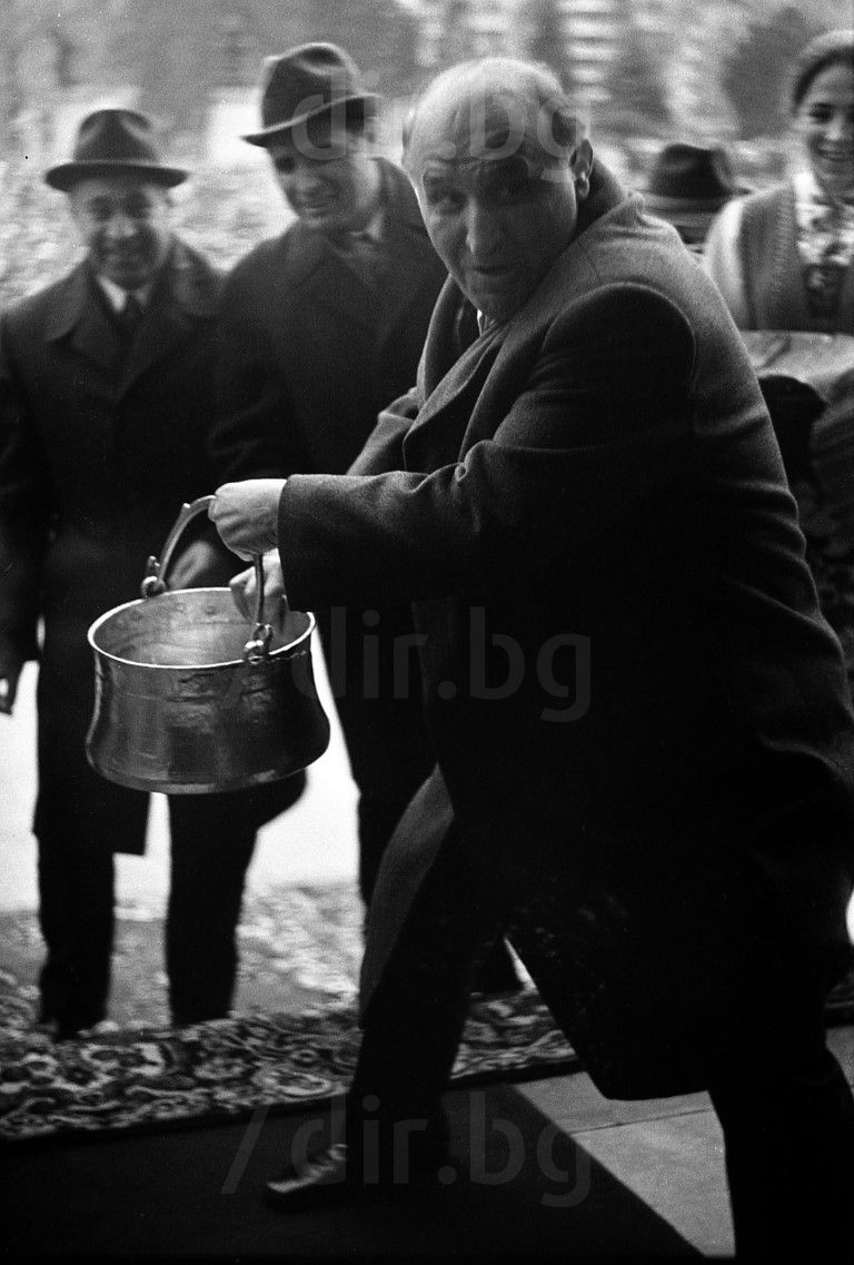 Тодор Живков лисва менчето с водата за откриването на шивашкия завод в Плевен